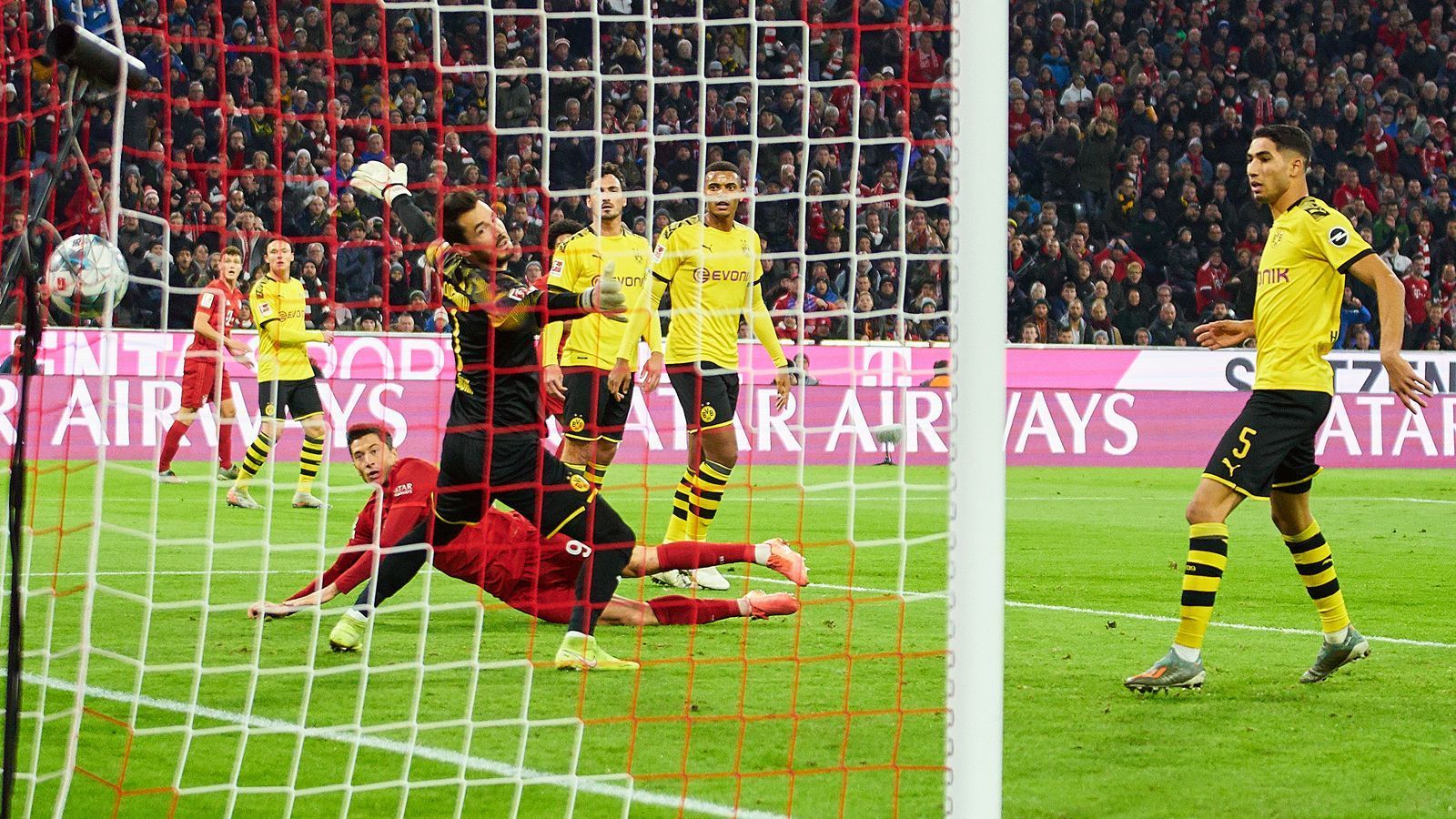 
                <strong>Erstes Bundesliga-Spiel gegen Dortmund</strong><br>
                Nur drei Tage nach der Olympiakos-Partie stand für die Bayern am 9. November 2019 das Bundesliga-Heimspiel gegen Dortmund an - und es wurde eine Machtdemonstration. Der Rekordmeister gewann bei Flicks Bundesliga-Debüt als Trainer der Bayern souverän mit 4:0 den "German Clasico". Mit Robert Lewandowski traf der frühere Dortmunder gleich zwei Mal in der Allianz Arena, zudem war Serge Gnabry erfolgreich. Den Schlusspunkt setzte Dortmunds Mats Hummels gegen seinen Ex-Klub per Eigentor. 
              