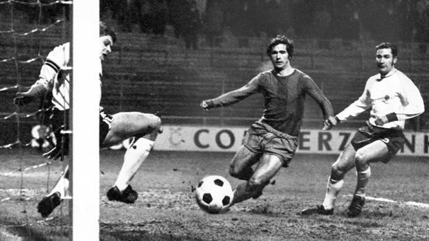 
                <strong>Gerd Müller (Saison 1969/70)</strong><br>
                Gerd Müller (1969/70): 11 Tore. "Der Bomber der Nation" spielt 15 Jahre beim FC Bayern München. In der Saison 69/70 erzielt er nach zehn Spieltagen, in denen er nur sechs auf dem Platz steht, elf Tore.
              
