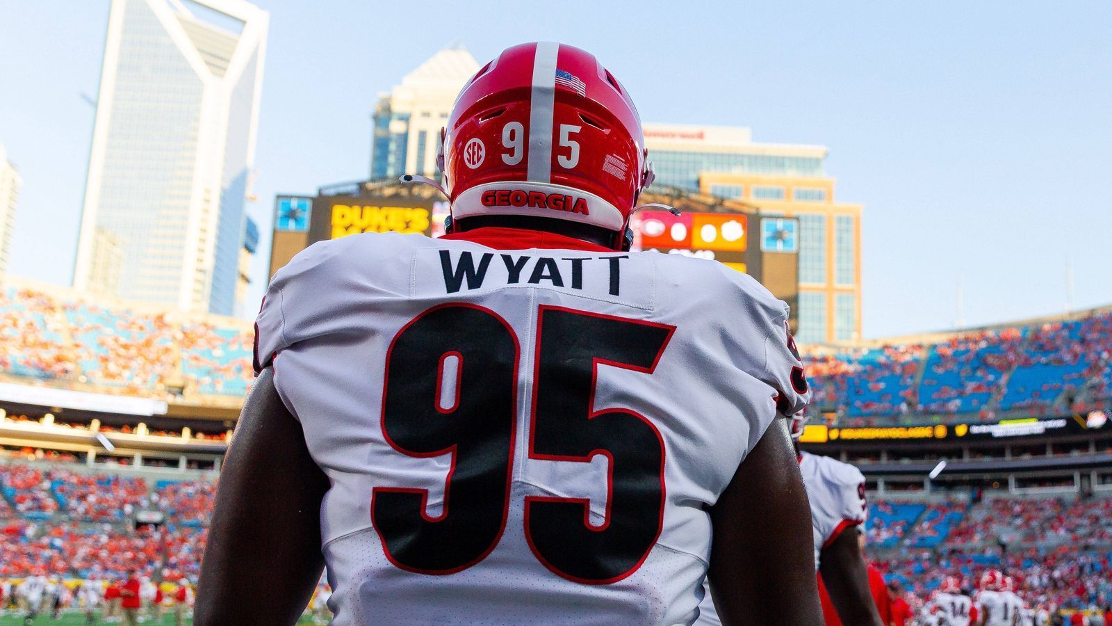 
                <strong>28. Pick: Green Bay Packers - Devonte Wyatt, DT, Georgia</strong><br>
                Das Loch im Receiving-Corps haben die Green Bay Packers im besten Fall gestopft, jetzt ist die Defense dran. Tackle Devonte Wyatt soll helfen, das Laufspiel der Gegner in den Griff zu bekommen.
              