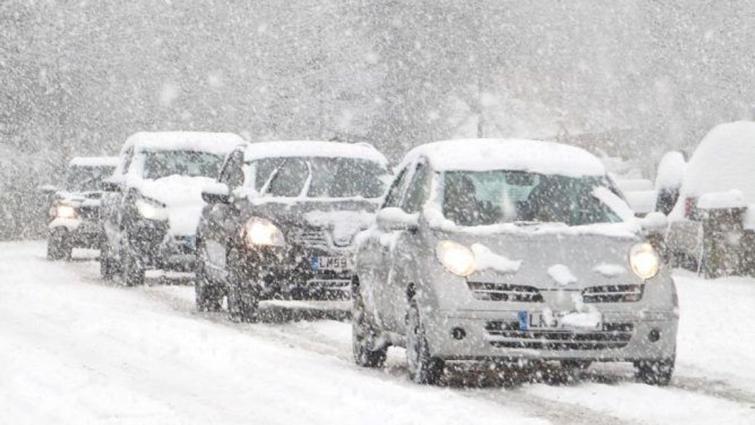 Autofahrer:innen sind verpflichtet, den Schnee vom Autodach zu entfernen.