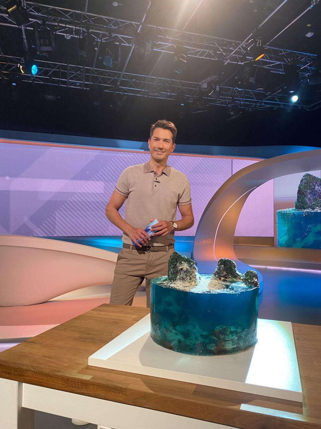 Den Ocean Cake gab's für Moderator Stefan Gödde zur Galileo-Sendung. Wie du den Kuchen nachkochen kannst, zeigen wir unten im Rezept. 