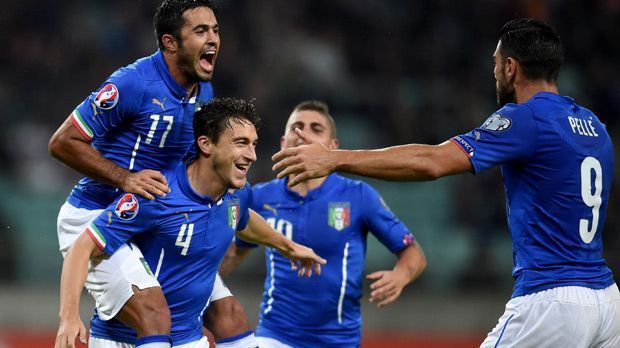 
                <strong>Italien</strong><br>
                Italien: Die "Squadra Azzurra" schafft mit etwas Mühe die vorzeitige Qualifikation für die Europameisterschaft 2016 in Frankreich. In Gruppe H ist der Vize-Europameister nach dem 3:1 (2:1) in Aserbaidschan mit 21 Punkten nicht mehr von einem der ersten beiden Plätze zu verdrängen.
              