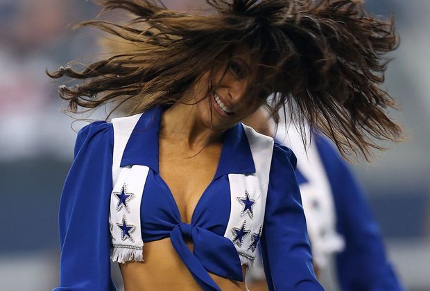 
                <strong>Der 1. Spieltag der neuen NFL-Saison</strong><br>
                Schüttel' Dein Haar für mich! Das Cowboys-Cheergirl hält sich ganz an die Vorgabe von Helge Schneider.
              