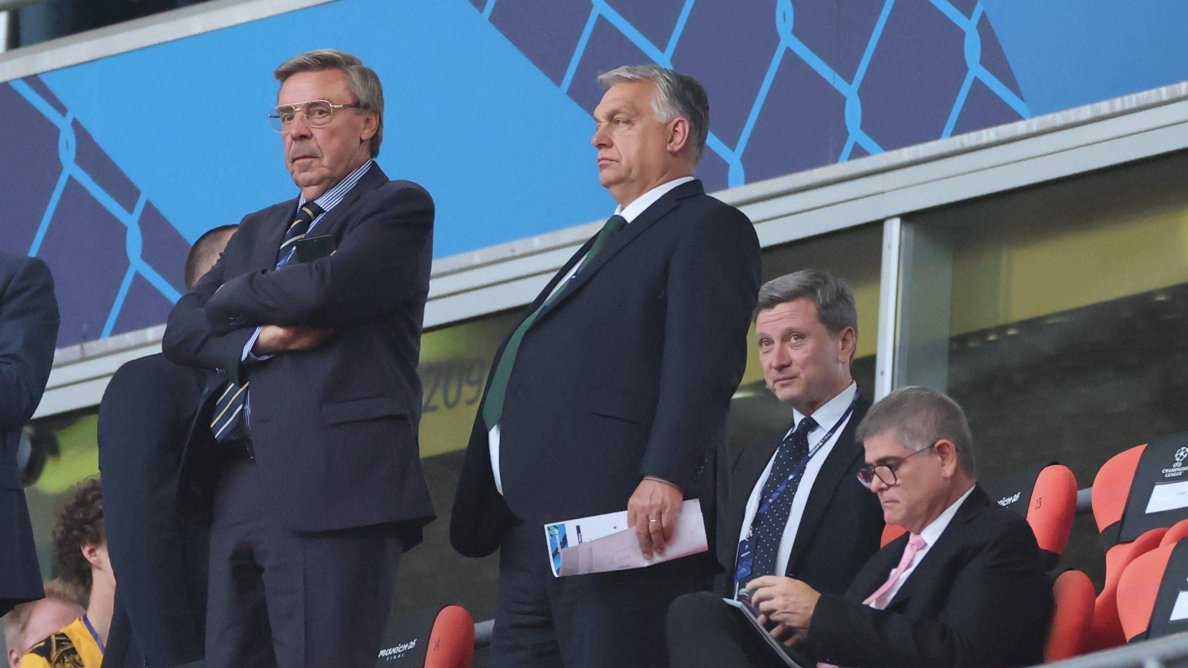 <strong>Viktor Orban</strong><br>Auch die internationale Politik war vertreten, durch Ungarns Ministerpräsident Viktor Orban (stehend, r.). Mutmaßlich gönnte er sich den Besuch in München vor allem, weil die Puskas Arena in Budapest Austragungsort des nächsten CL-Finales sein wird.