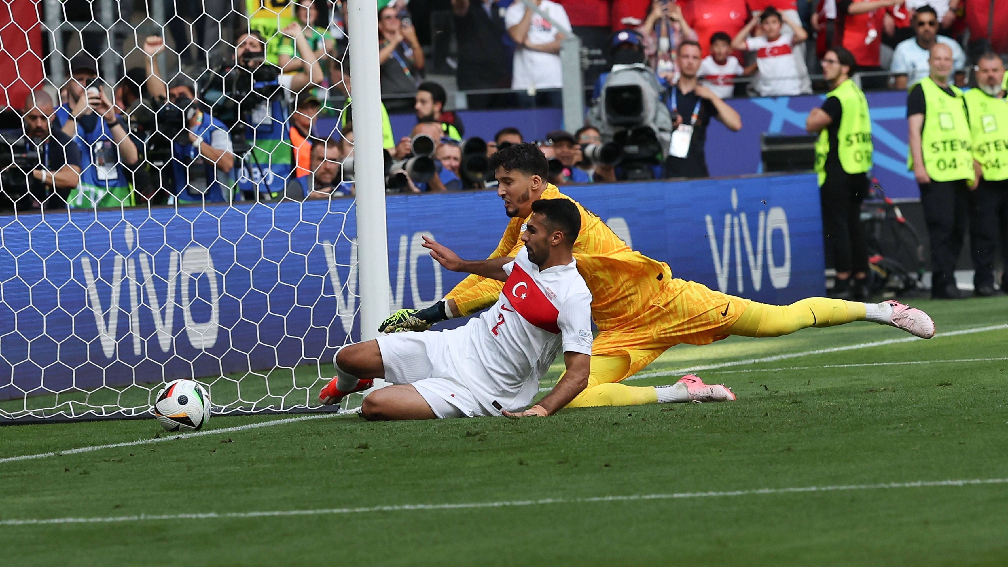 <strong>Slapstick-Eigentor der Türkei</strong><br>Sieben Minuten später folgte das 2:0 durch ein unglaubliches Slapstick-Eigentor von Samet Akaydin. Er spielte den Ball zurück, sah aber nicht, dass sein Keeper  Altay Bayindir mehr oder weniger auf selber Höhe neben ihm stand. So war das Tor leer und im Zurückeilen war das Eigentor dann nicht mehr zu verhindern.&nbsp;