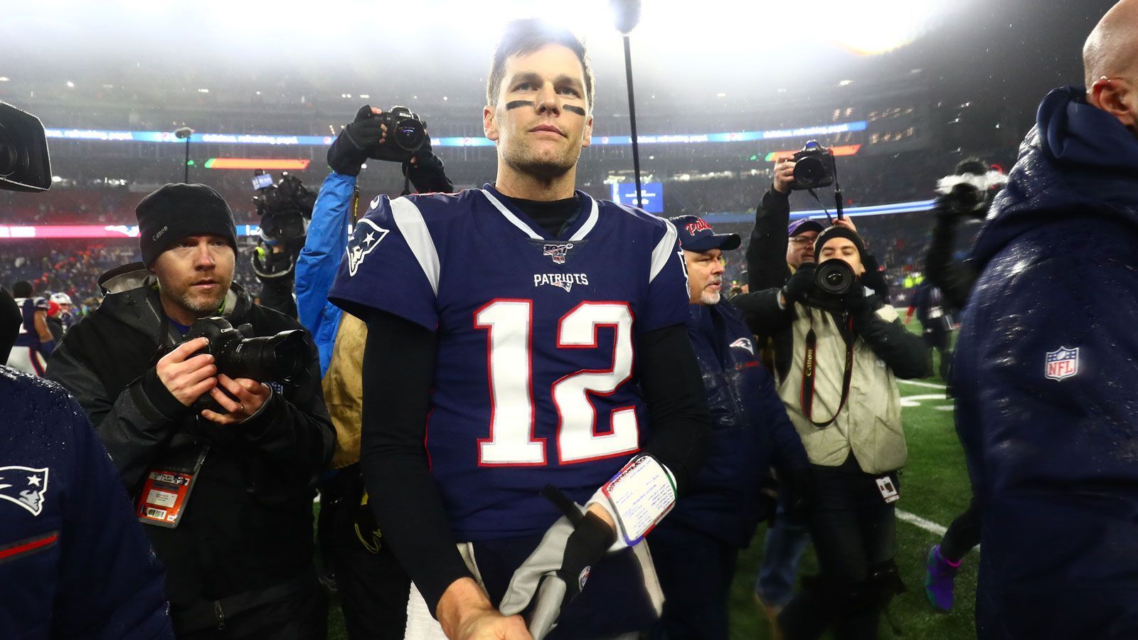 
                <strong>Quarterback</strong><br>
                Tom Bradybei Patriots: 2000 bis 2019Erfolge: sechs Super-Bowl-Siege, viermal Super-Bowl-MVP, dreimal Saison-MVP, 14-maliger Pro Bowler
              