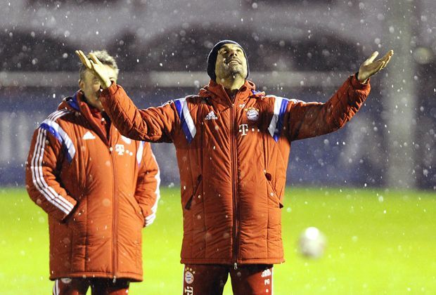 
                <strong>Das Kind im Manne</strong><br>
                Und auch Guardiola verbirgt die kindliche Freude nicht. Er freut sich über die Schneeflocken, die zum Ende des Trainings vom Himmel fallen, nachdem es zunächst bei Nieselregen ein richtig schmuddeliges Wetter war.
              