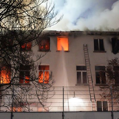 Das brennende Wohnhaus im hessischen Offenbach.