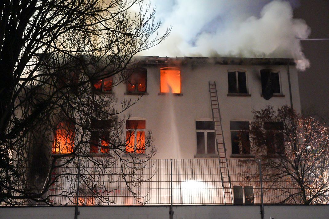 Beim Brand eines mehrstöckigen Wohnhauses in der Offenbacher Innenstadt sind zwei Menschen ums Leben gekommen.