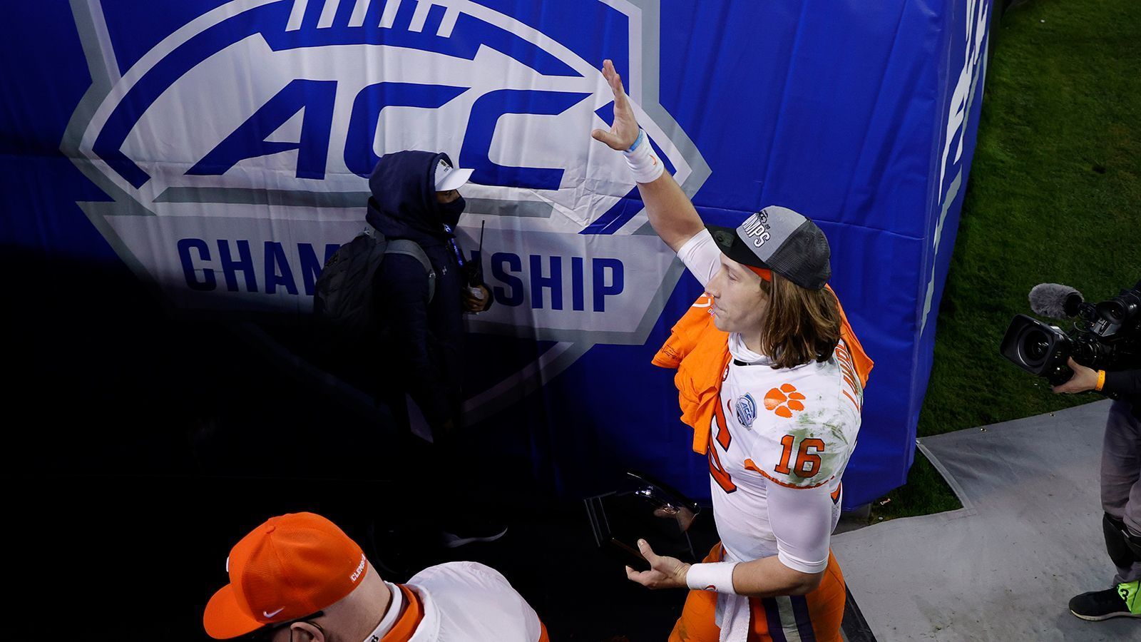 
                <strong>Trevor Lawrence (Clemson Tigers/Quarterback)</strong><br>
                Das ganze Jahr betrachtet fanden 198 von 286 seiner Pässe einen Mitspieler (69,2 Prozent), was 2.753 Yards entspricht. 22 Touchdowns und sieben Rushing Touchdowns stehen lediglich vier Interceptions gegenüber. Doch sein schwacher Auftritt im College-Halbfinale gegen die Ohio State Buckeyes könnte Lawrence Chancen auf den Award schmälern.
              