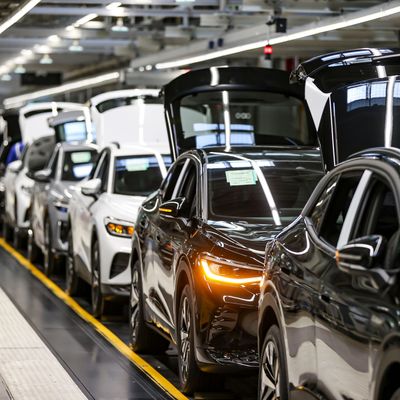 Verschiedene E-Fahrzeuge laufen im Werk von Volkswagen in Zwickau übers Band. 