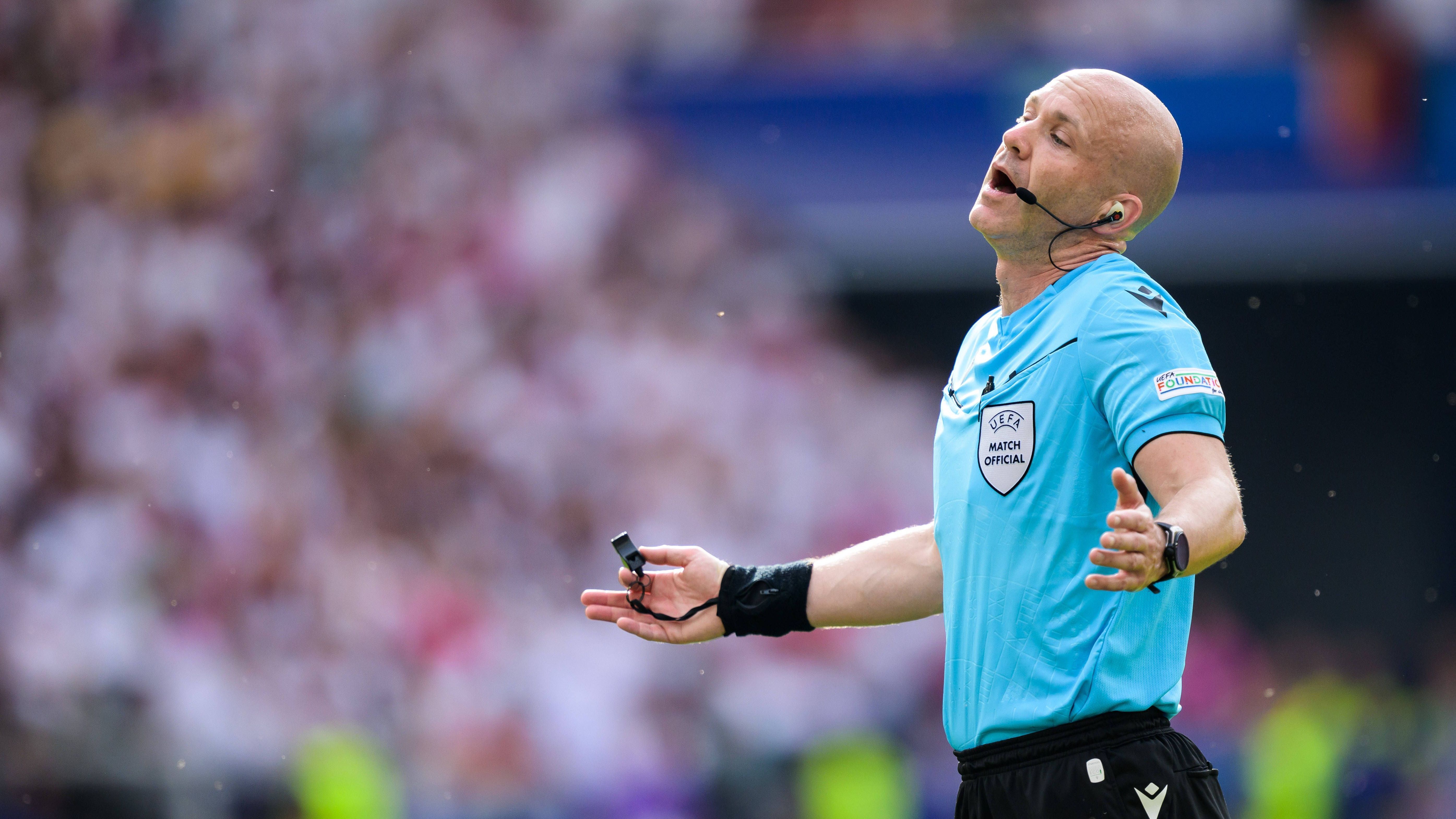 <strong>Verlierer: Anthony Taylor und der VAR</strong> <br>Ein ganzes Stadion brüllt "Hand!", deutsche Spieler reklamieren, Spaniens Cucurella lässt den Kopf hängen, weil er glaubt, einen Elfer verursacht zu haben. Nur Referee Taylor sieht nichts und lässt weiterspielen, der VAR greift nicht ein. Wenn bei einem klaren Handspiel die Regel Ermessenspielraum lässt, ist die Regel schlecht. Und wenn der VAR nicht eingreift, kann er auch weg.