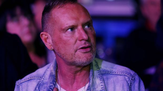 
                <strong>Paul Gascoigne</strong><br>
                Paul Gascoigne: Die Liste seiner Skandale ist lang. Sehr lang. Unter den zahlreichen Eskapaden befinden sich auch Schlägereien. So ist das "Enfant terrible" 2005 einen Tag nach seiner Entlassung als Trainer beim Sechstligisten Kettering Town in eine Schlägerei geraten und verhaftet worden. Damals soll er einen Fotografen tätlich angegriffen haben. Erst im vergangenen Dezember 2016 pöbelte er in einem Londoner Nobelhotel unter Alkoholeinfluss herum. Nachdem er einem Gast ins Gesicht schlug, wurde er von dessen Freund mit dem Fuß die Treppe hinunter befördert. Daraufhin musste Gascoigne mit einem Schädelbruch ins Krankenhaus.
              