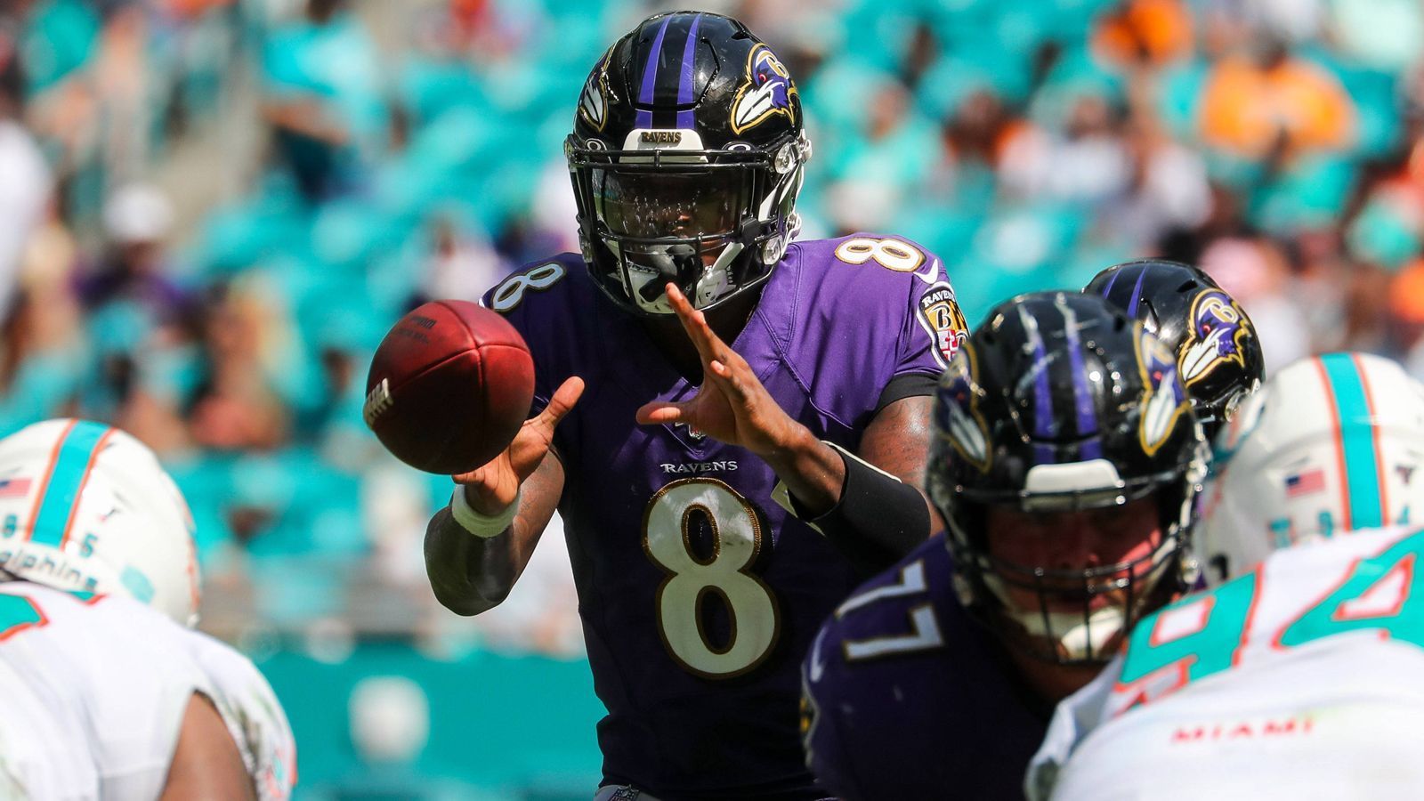 
                <strong>Quarterback: Lamar Jackson</strong><br>
                Was für ein Tag für Lamar Jackson. Zum Start seines ersten vollen Jahres als Starting Quarterback der Baltimore Ravens legte der 22-Jährige 324 Passing Yards, sechs Rushing Yards und fünf Passing Touchdowns auf. Darüber hinaus krönte sich Jackson zum jüngsten Playmaker aller Zeiten, dem ein perfektes Passer Rating von 158,3 gelang. Jackson als Kapitän im Team wäre in Summe zudem die beste Wahl gewesen.Gesamtpunktzahl: 42 (84)
              