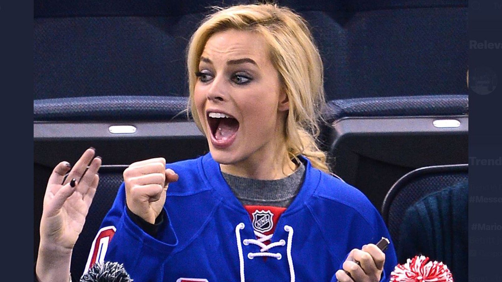 <strong>Margot Robbie </strong><br>
                Laut eigener Aussage wurde Margot Robbie durch den Film "Mighty Ducks - Das Superteam" zum Eishockey-Fan. Ihre Heimat Australien hat zwar nicht viel mit gefrorenen Seen zu tun, in New York spielte sie dann aber sogar ein halbes Jahr für ein lokales Team auf dem rechten Flügel. Bis es mit der Schauspielerei klappte. Dem Sport blieb sie als Fan der New York Rangers aber treu. Angeblich soll sie sogar das Casting für "The Wolf of Wallstreet" gekürzt haben, um rechtzeitig zu einem Spiel zu kommen.
