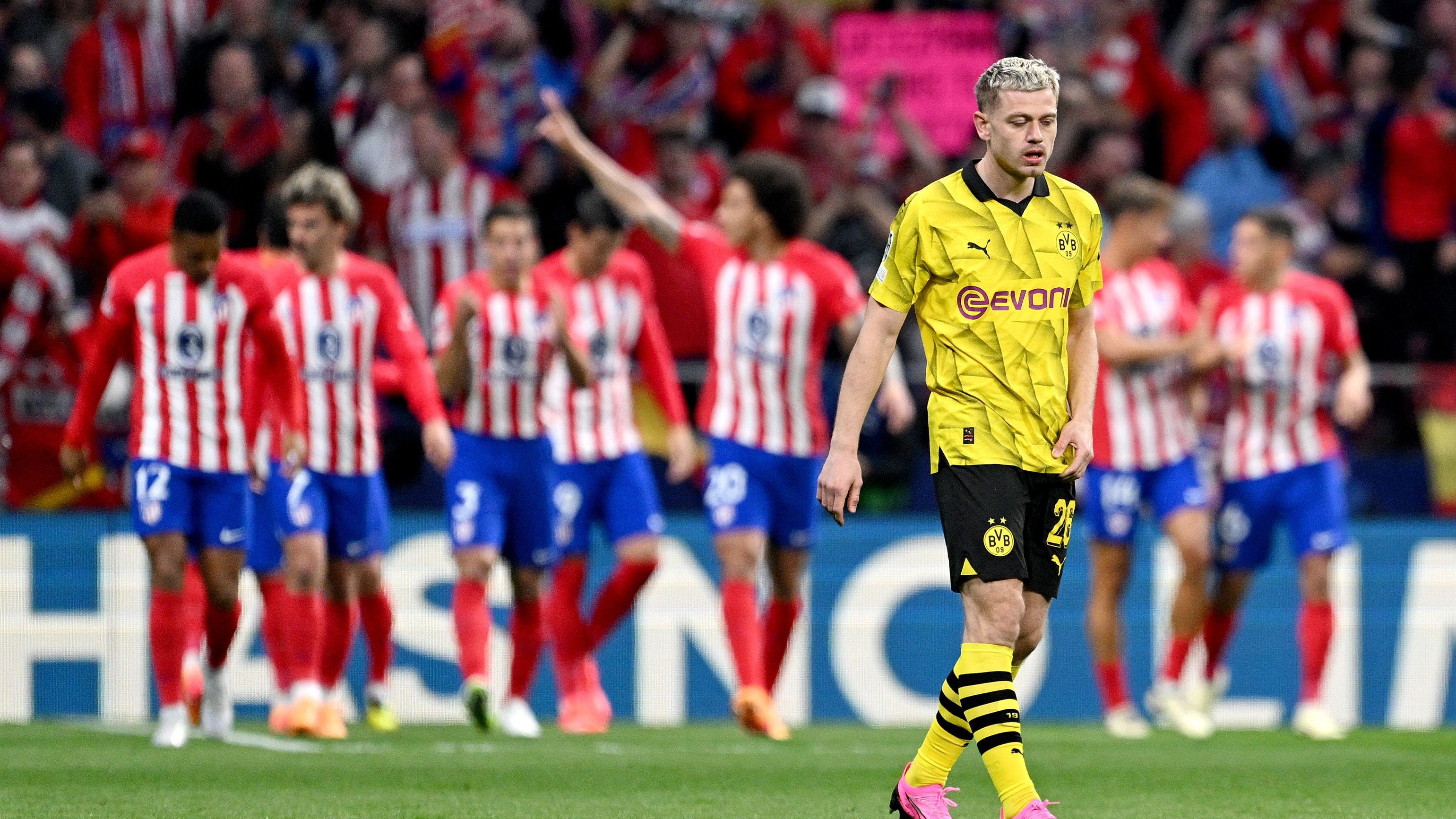 <strong>Julian Ryerson (Borussia Dortmund)</strong><br>Solide Partie des Norwegers, der gegen Lino aber ab und zu sichtbare Probleme hat. Vor dem 0:2 ist er zu weit weg vom Atletico-Linksverteidiger. Ansonsten aber umsichtig und fehlerfrei. Hätte sich offensiv etwas mehr einbringen können, auch wenn er kurz vor Schluss Brandt mit einer tollen Flanke findet.&nbsp;<strong><em>ran</em>-Note: 3</strong>