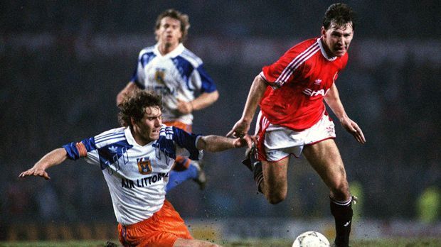 
                <strong>Bryan Robson</strong><br>
                Ganze 13 Jahre lang schnürte Bryan Robson die Schuhe für Manchester United. Die längte Zeit lief der englische Mittelfeldspieler mit der Nummer 7 auf. 345-mal spielte Robson in seiner Ära für die "Red Devils", erzielte 74 Treffer. Nach dem Karriereende war Robson als Trainer bei Klubs wie Middlesbrough, West Bromwich Albion oder Sheffield United aktiv. Bis Mitte 2011 betreute er die Nationalmannschaft Thailands.
              