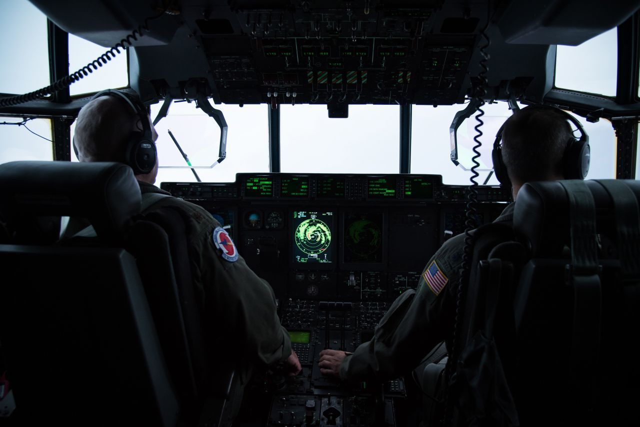 Die "Hurrikan-Jäger" der US Air Force fliegen in Wirbelstürme, um Wetterdaten für präzise Vorhersagen zu sammeln.