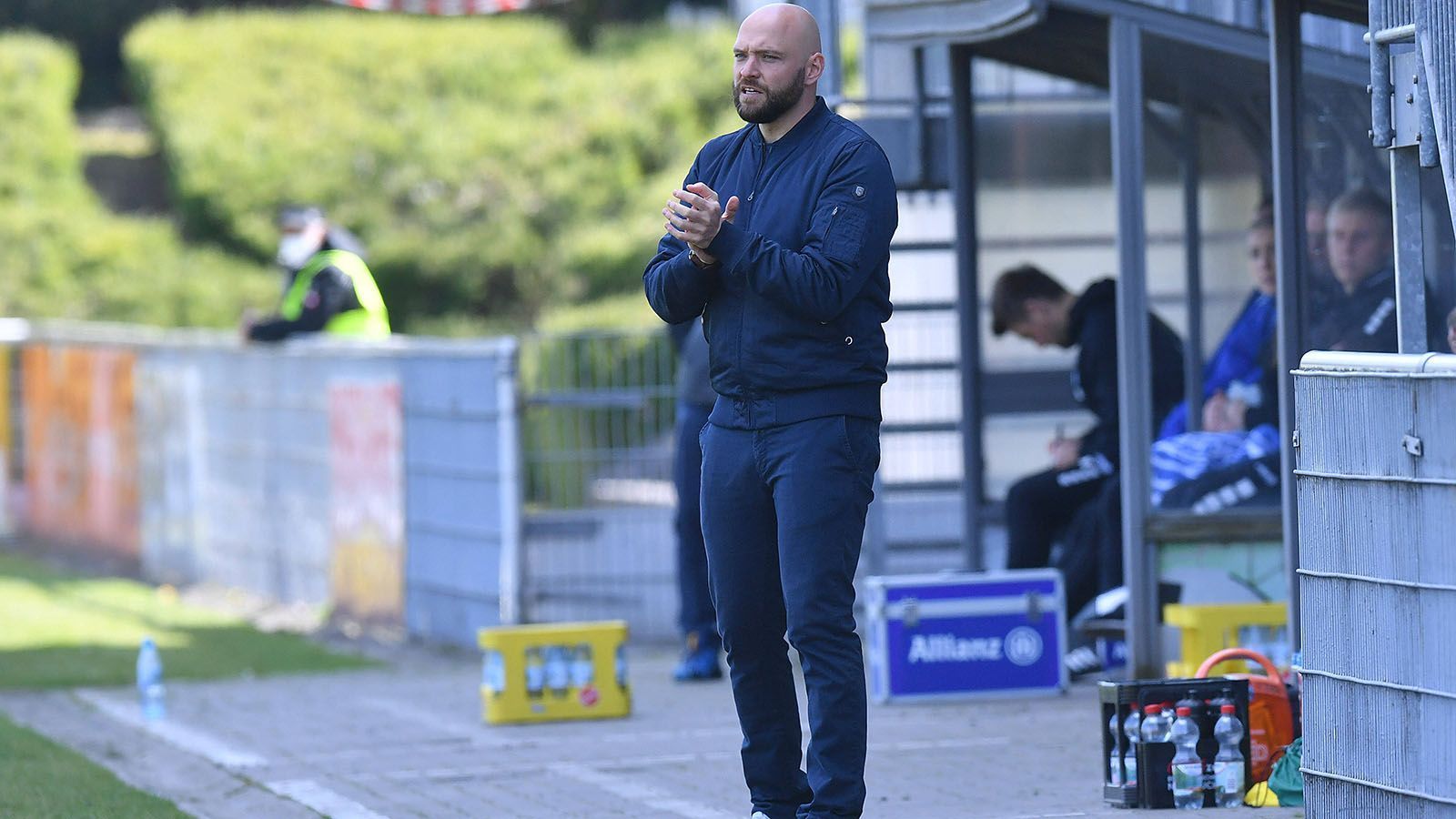 
                <strong>Stephan Lerch</strong><br>
                Lerch trainiert die Frauen des VfL Wolfsburg und kämpft dort noch um die Meisterschaft. 
              