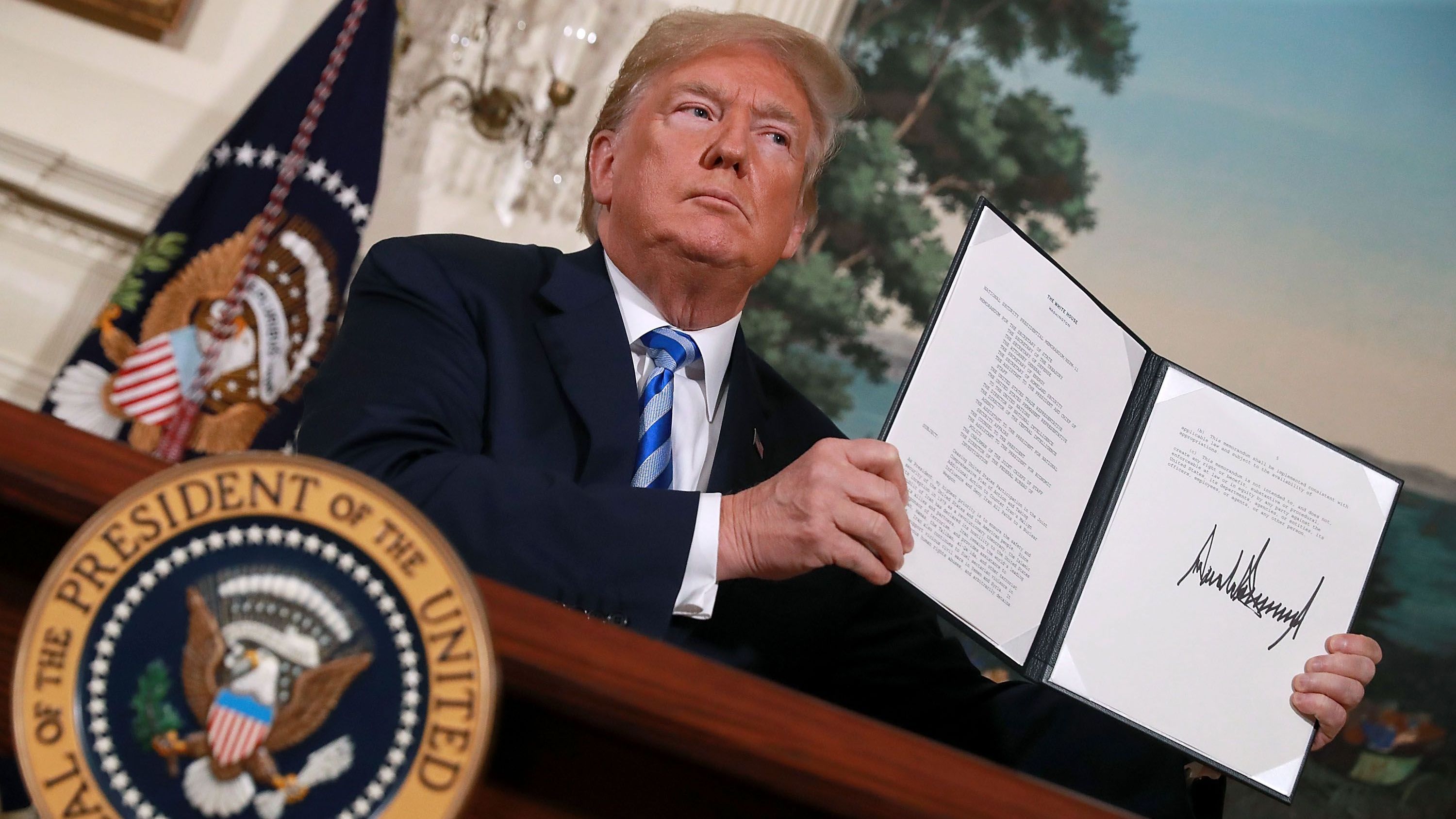<strong>USA steigen aus dem Atom-Abkommen mit dem Iran aus</strong><br>Auf weltpolitischer Ebene stand im Mai 2018 der Austritt der USA aus dem Atom-Abkommens mit dem Iran im Mittelpunkt. Die US-Regierung um Präsident Donald Trump kündigte das Abkommen auf. Das Abkommen enthielt Regeln, die den Bau iranischer Kernwaffen verhindern sollten, überwacht von der internationalen Atomenergie-Behörde IAEO.