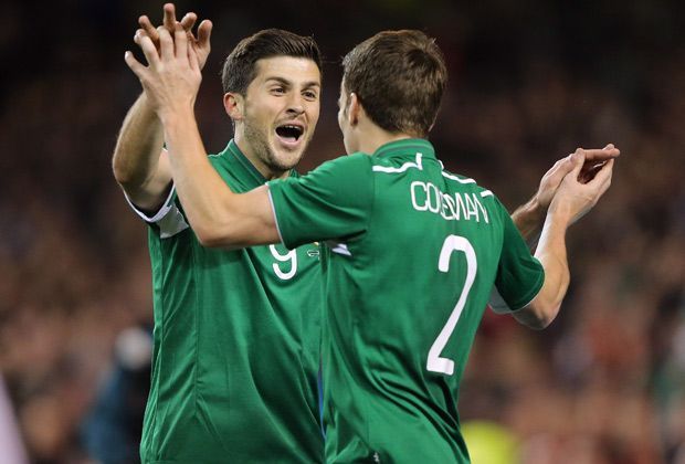 
                <strong>Irland (zwei EM-Teilnahmen)</strong><br>
                Die Freude dürfte Shane Long (l.) und Seamus Coleman nach der Auslosung wohl vergangen sein. Die Iren treffen wie schon in der Quali zur WM 2014 auf die DFB-Auswahl. Bislang stehen für "The Boys in Green" zwei EM-Teilnahmen zu Buche - zuletzt 2012.
              