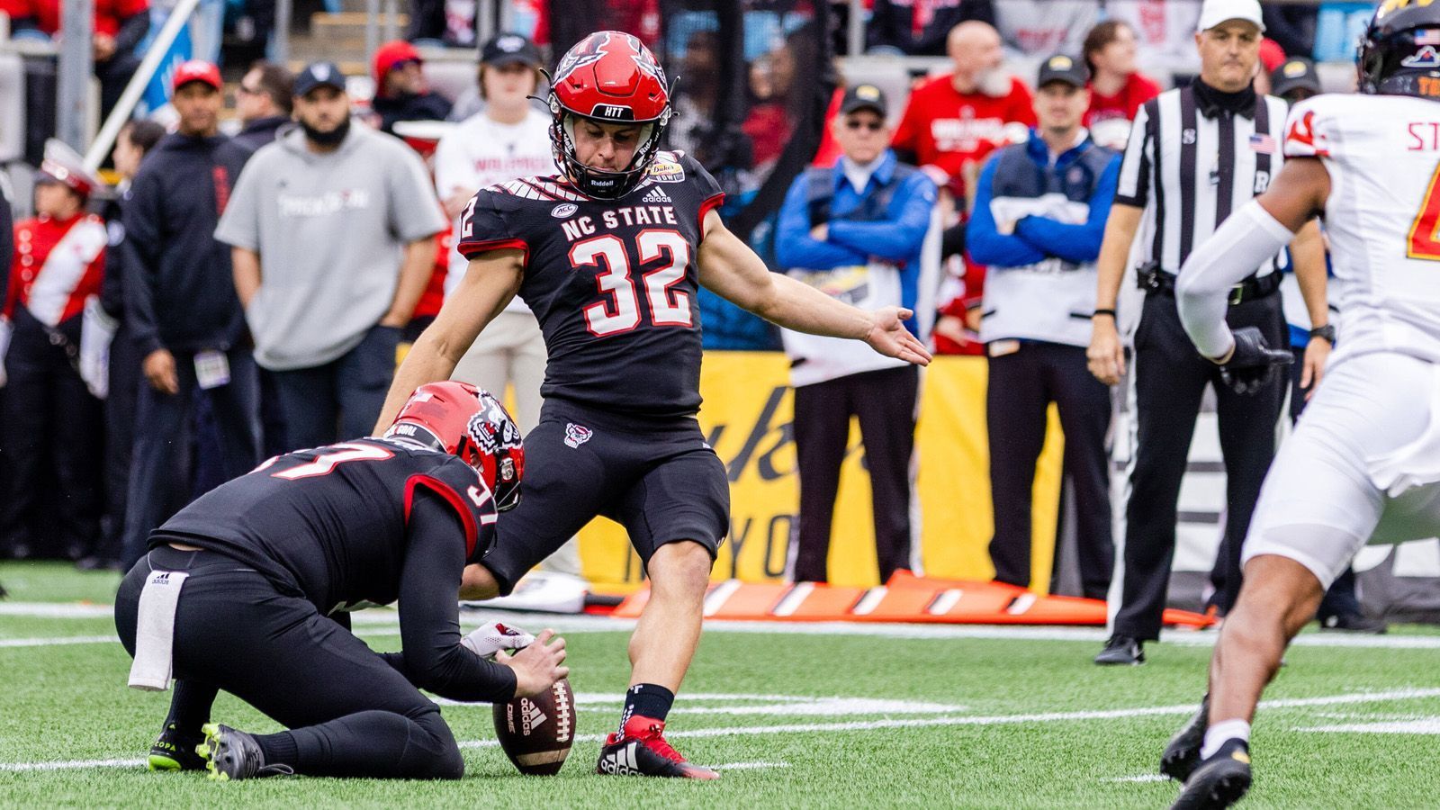 
                <strong>2. Platz - Kicker: Christopher Dunn, N.C. State</strong><br>
                Im Vorfeld des Combine wurde Christopher Dunn von Tennessee Titans Beatwriter Jim Wyatt bereits zum möglichen Draft-Kandidaten erkoren. Dunn wäre der erste gedraftete Kicker der Franchise seit 1992 - aber bis dahin ist es noch ein weiter Weg. Mit 96,6 Prozent verwandelter Field Goals (28 von 29) im Jahr 2022 spielte Dunn ein hervorragendes Jahr. Dafür wurde er folgerichtig mit dem Lou Groza Award als bester Kicker ausgezeichnet. Insgesamt erzielte er in fünf Saisons mit N.C. State 97 seiner 115 Versuche und stellte den Punkte-Rekord der Schule auf. Seine Leidenschaft zum Kicker entbrannte laut eigener Angabe bereits in der achten Klasse. Damals habe er auf der Farm seiner Eltern auf dem Hinterhof einen Goalpost errichtet und geübt - sein damaliges Vorbild: Graham Gano.
              