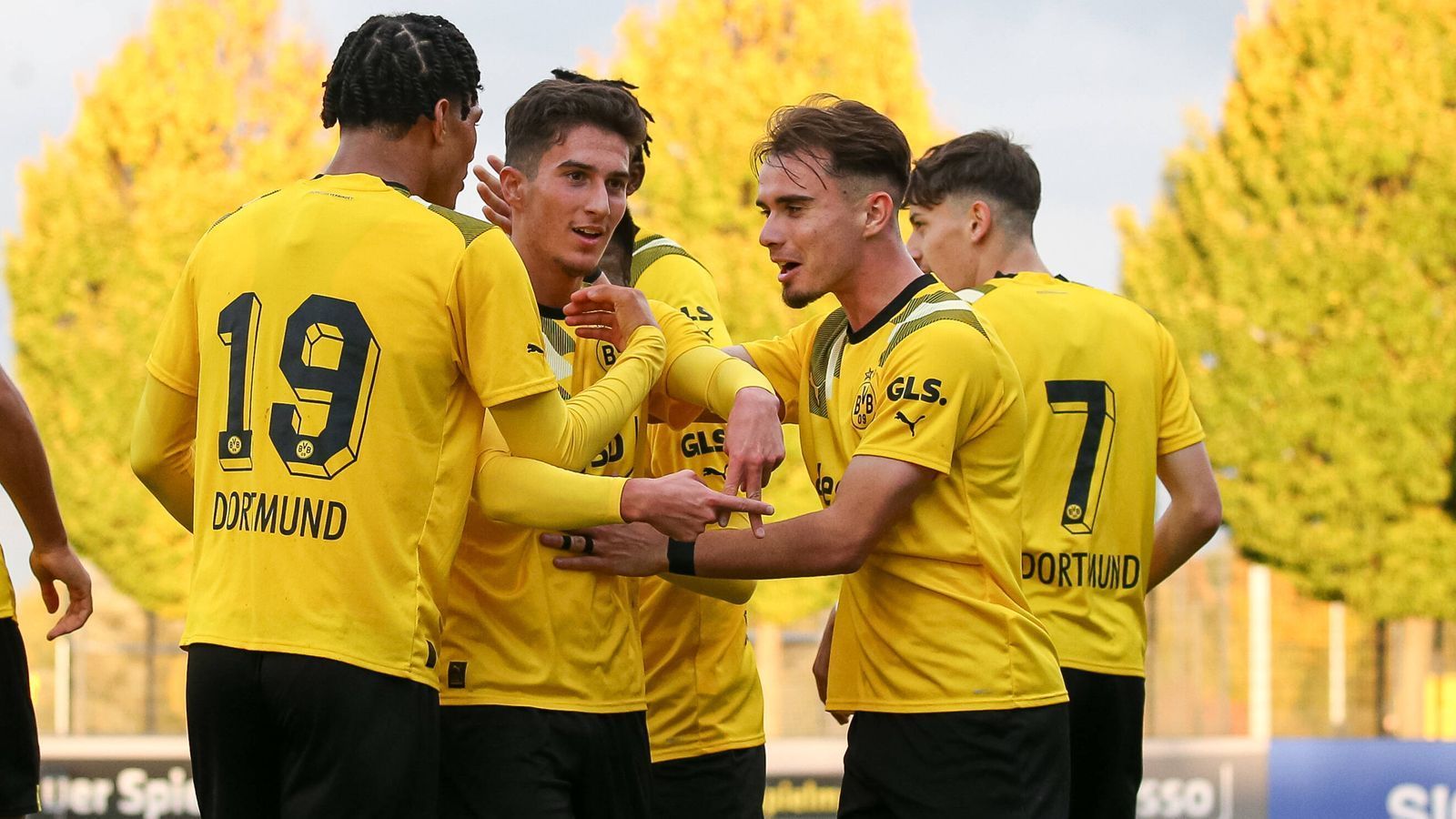 
                <strong>Borussia Dortmund U19 (Gruppenzweiter)</strong><br>
                Per Last-Minute-Drama ins Achtelfinale: Die Dortmunder kamen im Endspiel ums Weiterkommen noch einmal mit dem Schrecken davon und besiegten den FC Kopenhagen kurz vor Schluss mit 1:0. Damit beförderten sich die Schwarz-Gelben doch noch auf den zweiten Gruppenplatz, sodass ein Überwintern auf europäischer Ebene sichergestellt ist. Insgesamt stehen für die Dortmunder zum Ende der Gruppenphase acht Punkte bei neun zu neun Toren zu Buche.
              