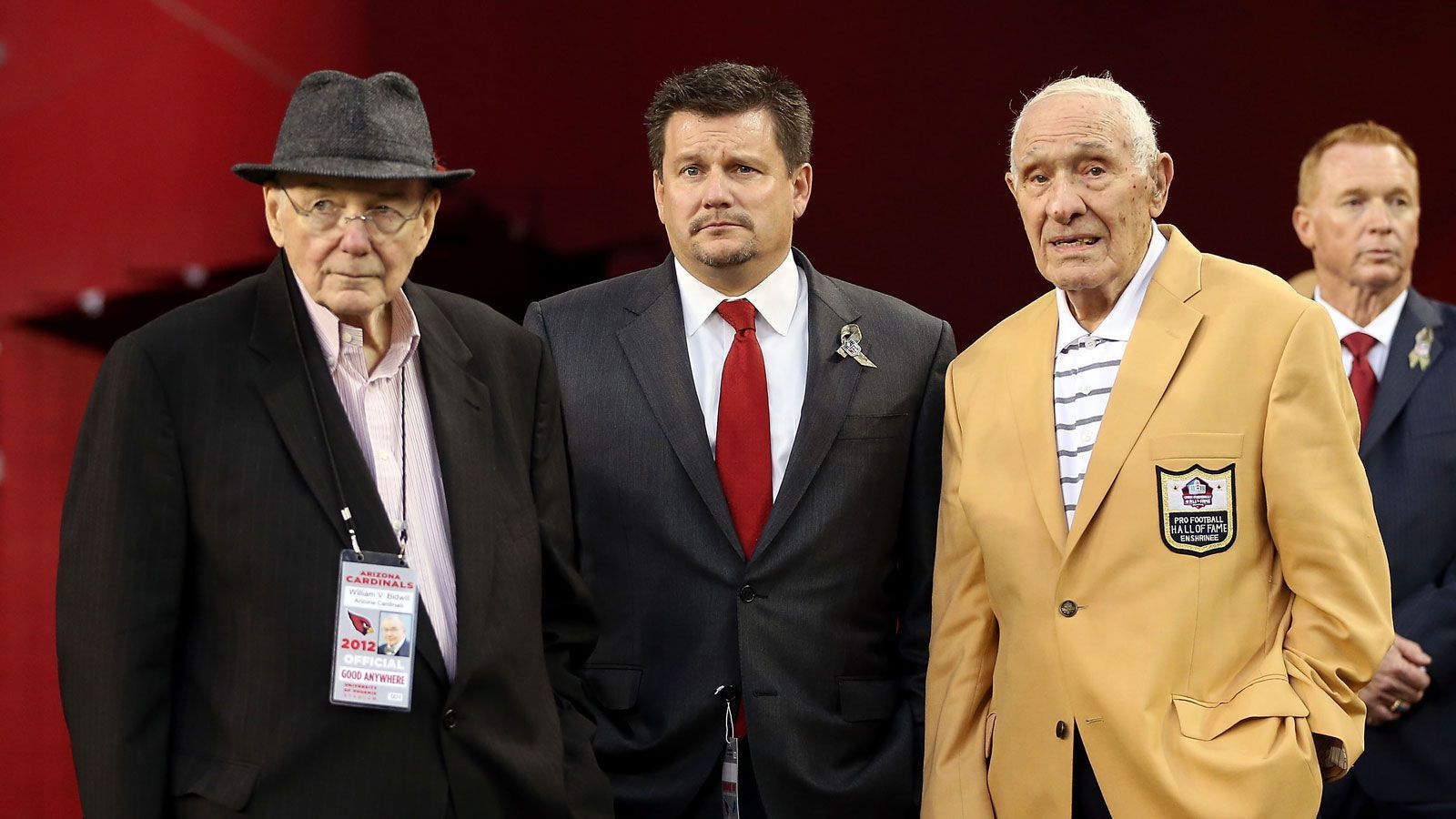 
                <strong>Million Dollar Backfield</strong><br>
                In den 40er-Jahren lockte Besitzer Charles Bidwill die Stars Elmer Angsman, Paul Christman, Pat Harder, Marshall Goldberg und Charley Trippi (im bild rechts) für noch nicht dagewesene Summen nach Chicago. Heute würde ein Spieler für eine Million nicht einmal einen Finger krumm machen.
              