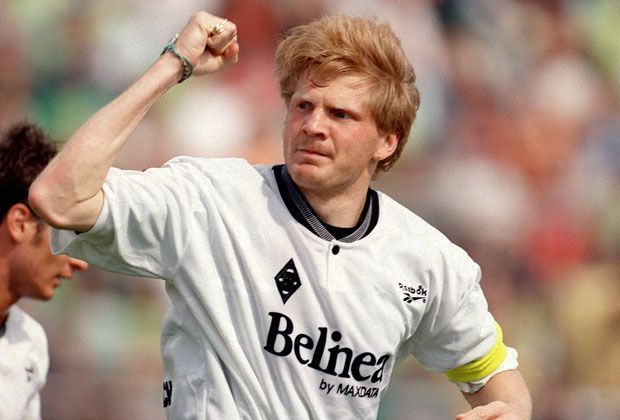 
                <strong>Stefan Effenberg (Borussia Mönchengladbach)</strong><br>
                "Effe" beginnt seine Karriere 1987 bei den Fohlen, verlässt sie drei Jahre später und kehrt 1994 zurück. 1995 gewinnt er den DFB-Pokal und ist der legitime Anführer der Borussia.
              