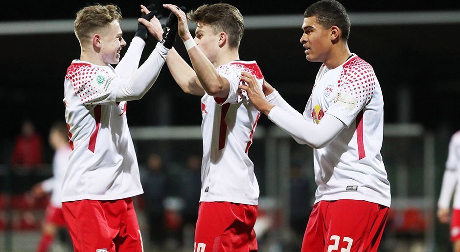 
                <strong>U17-Bundesliga Nord/Nordost</strong><br>
                Bei den B-Junioren mischt im Norden RB Leipzig ordentlich mit. Vier Spieltage stehen noch aus und die Sachsen führen die Tabelle mit einem Punkt Vorsprung vor Hertha BSC an. Allerdings haben die Berliner noch ein Nachholspiel in der Hinterhand. Mit sieben Punkten Rückstand auf den Tabellenführer, ist Werder Bremen wohl schon zu weit weg, um noch Chancen auf die Halbfinal-Teilnahme zu haben.
              