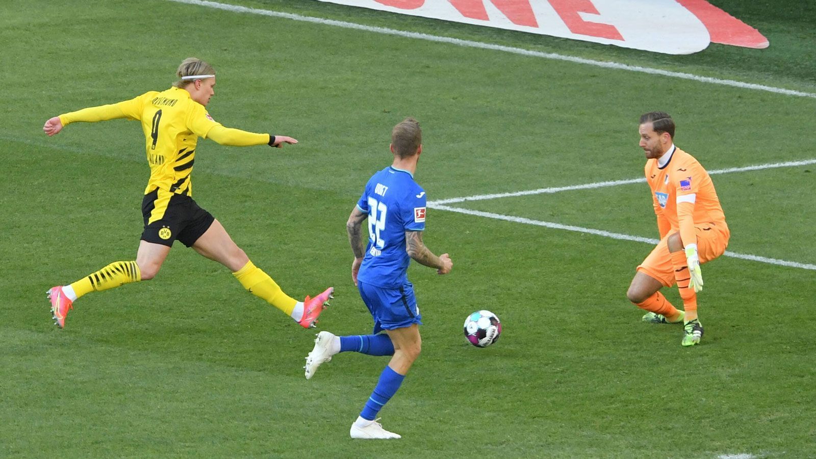 
                <strong>Erling Haaland</strong><br>
                Der Norweger hat früh die BVB-Führung auf dem Schlappen (10. Minute), kann aber Baumann nicht überwinden. Ein Rempler von Kevin Vogt setzt ihn vor dem möglichen zwischenzeitlichen 2:0 außer Gefecht. Hat schon auffälligere Partien absolviert, macht dann aber doch noch seinen Treffer, als er Rudy den Ball abluchst und eiskalt einschiebt. ran-Note: 2
              