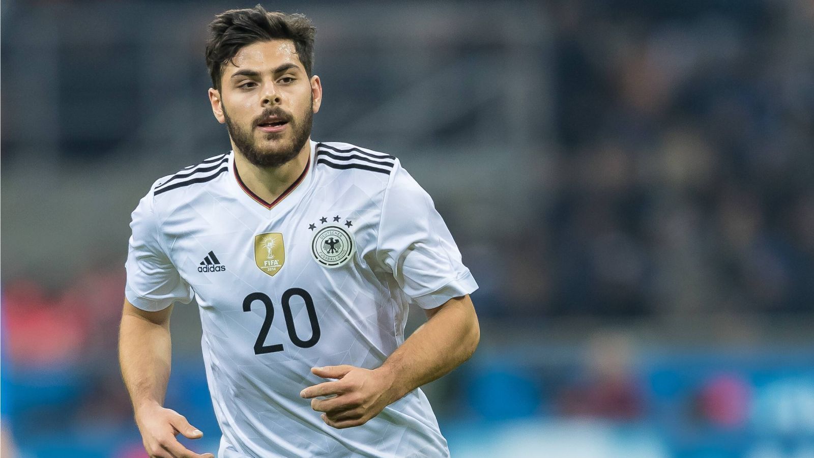 
                <strong>Angriff: Kevin Volland (AS Monaco)</strong><br>
                Wer dachte, Kevin Volland würde sich mit seinem Wechsel von Bayer Leverkusen zur AS Monaco ins Abseits befördern, der irrte gewaltig. Gefühlt bekommt der physische Angreifer mehr mediale Aufmerksamkeit, seit er gemeinsam mit seinem Trainer Niko Kovac in der Ligue 1 für Furore sorgt. Und das zurecht: 26 Scorerpunkte in 38 Pflichtspielen sind ein absoluter Top-Wert und neben seinem Einsatzwillen für mich Grund genug, den 28-Jährigen erstmals seit 2016 in die Nationalmannschaft zu berufen.
              