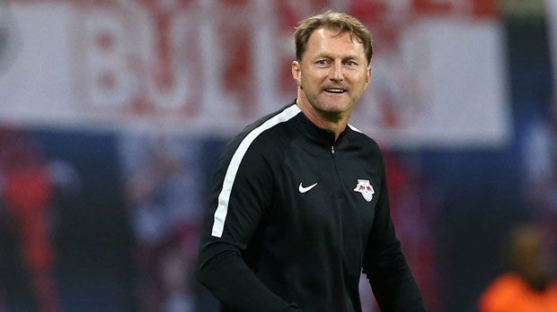 
                <strong>Trainer Hasenhüttl selbst beeindruckt</strong><br>
                "Es fehlt nur noch ein bisschen die Abgewichstheit", sagte Verteidiger Willi Orban. Die will Trainer Ralf Hasenhüttl seinen Mannen schon noch beibringen. Der Trainer ist vor allem davon beeindruckt, wie schnell seine Spieler lernen. Und er besteht darauf, dass Siege wie der über Dortmund am zweiten Spieltag kein Zufallsprodukt sind. Fazit: RB Leipzig bereichert die Liga.
              