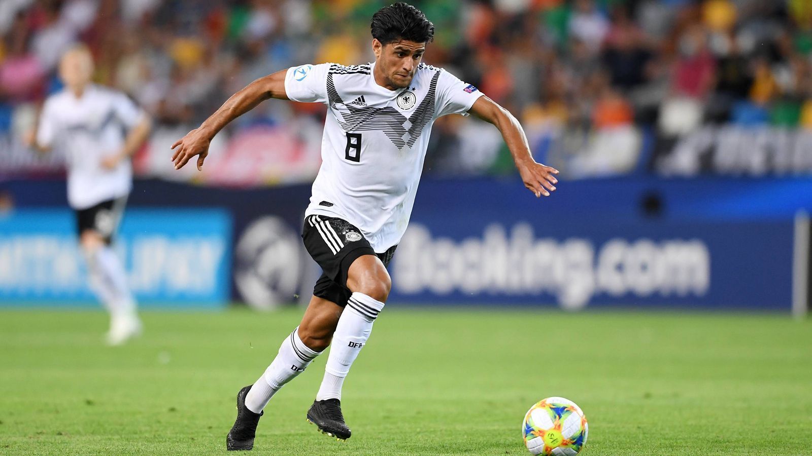 
                <strong>Mahmoud Dahoud</strong><br>
                Ein umsichtiger Auftritt des BVB-Profis, der stets um Spielkontrolle bemüht ist. Er übernimmt eine defensivere Rolle als gegen Dänemark. Dennoch taucht auch Dahoud im gegnerischen Strafraum auf und prüft den Keeper mit der Hacke - erfolglos. In der zweiten Hälfte hat er mit einem satten Schuss aus rund 20 Metern mehr Glück und stellt auf 4:0. Kleiner Schönheitsfleck: Nach einem serbischen Konter verursacht er den komplett unnötigen Elfmeter. ran-Note: 2
              