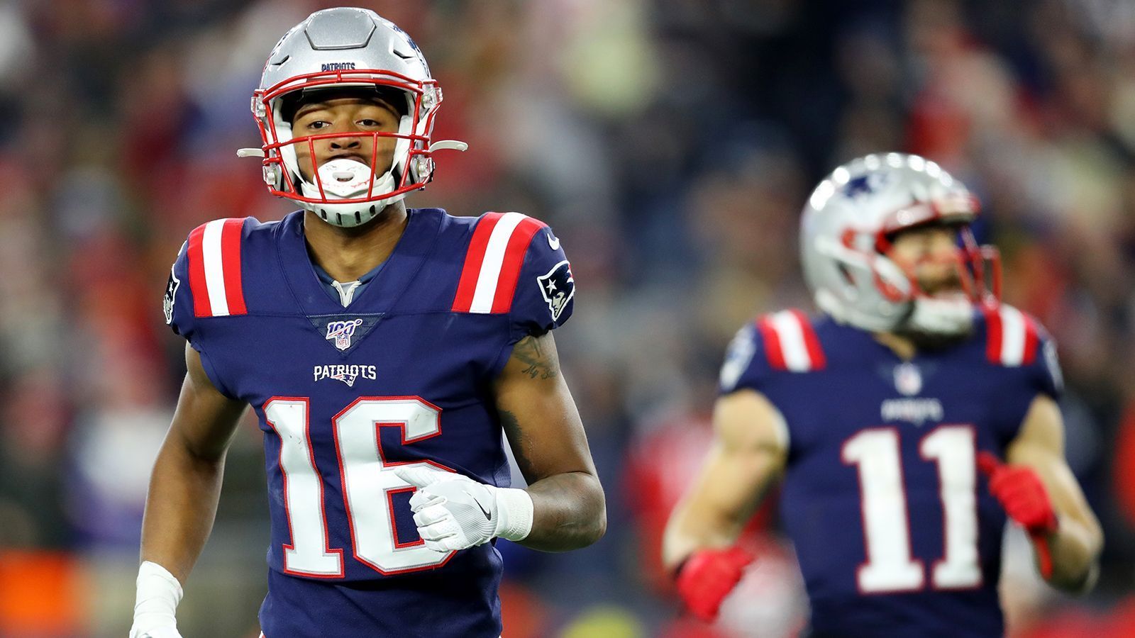 
                <strong>Anspielstationen für Newton</strong><br>
                Mit Marquise Lee fällt eine der wenigen erfahrenen Anspielstationen der Patriots weg. N'Keal Harry, Julian Edelman und Mohamed Sanu dürften ihre Starter-Plätze sicher haben. Dahinter werden besonders Jakobi Meyers (im Bild) und Speedster Damiere Byrd auf Einsatzzeit hoffen. Meyers überzeugte als Undrafted Free Agent vergangene Spielzeit in der Preseason, Byrd spielte bereits bei den Panthers mit Newton zusammen und sammelte vergangene Saison für die Cardinals 359 Yards und einen Touchdown.
              