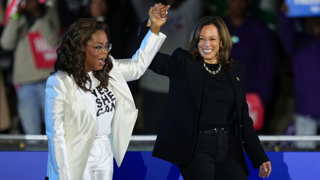 Oprah Winfrey (l.) während einer Wahlkampfveranstaltung für die demokratische US-Präsidentschaftskandidatin Harris vor dem Philadelphia Museum of Art in Philadelphia, Pennsylvania.