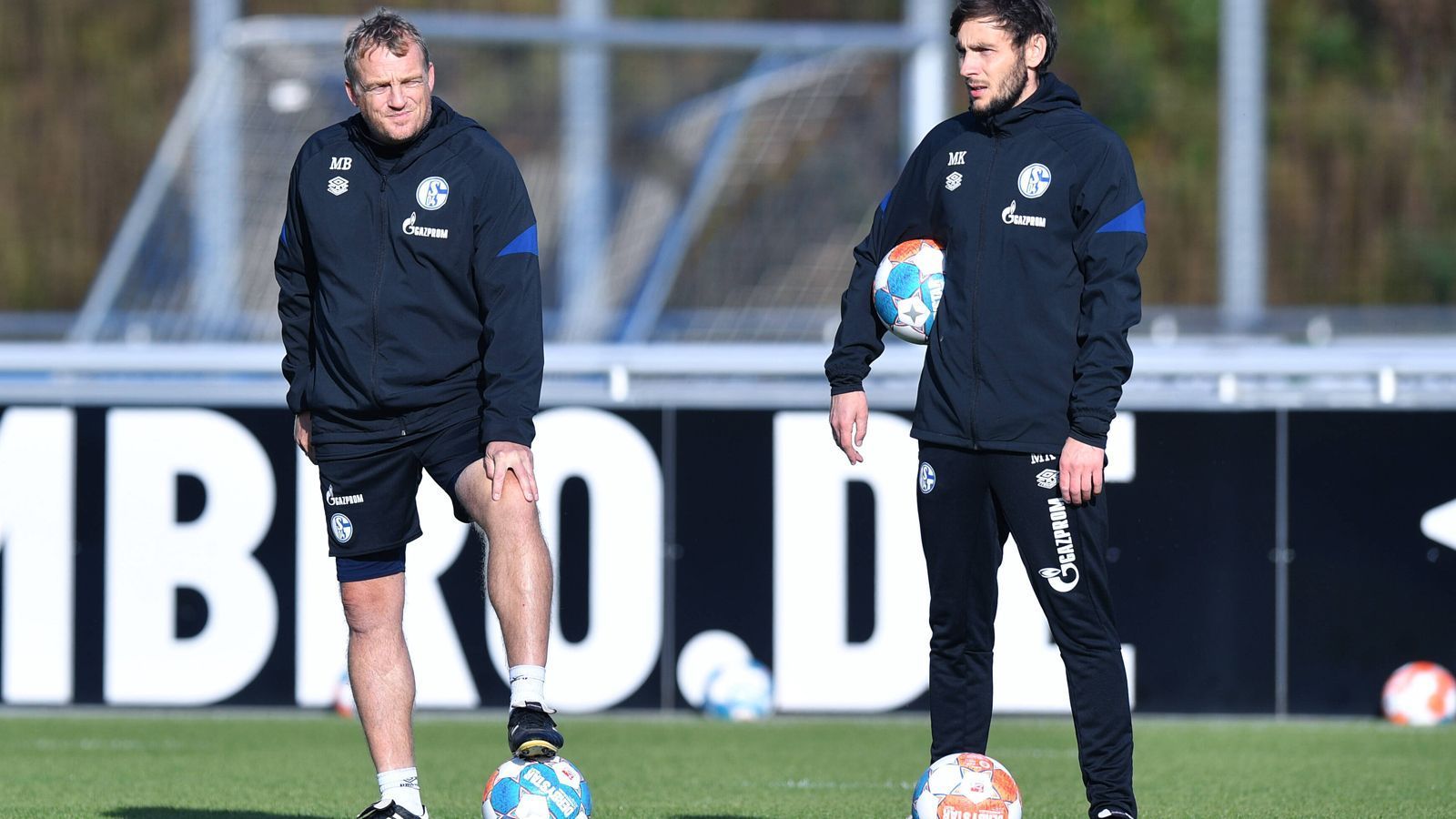 
                <strong>Die interne Lösung: Mike Büskens und Matthias Kreutzer</strong><br>
                Als interne Lösung wären die bisherigen Co-Trainer Mike Büskens (l.) und Matthias Kreutzer (r.) eine Option für Schalke. Büskens stieg als Cheftrainer von Greuther Fürth vor zehn Jahren selbst in die Bundesliga auf. Zuvor war er bereits zweimal für insgesamt 17 Pflichtspiele Interimstrainer der Schalker. Der 36-Jährige Kreutzer ist Videoanalyst und Co-Trainer auf Schalke und füllte diese Rollen bis 2018 beim HSV aus. Erfahrung als Cheftrainer hat er noch nicht vorzuweisen.
              