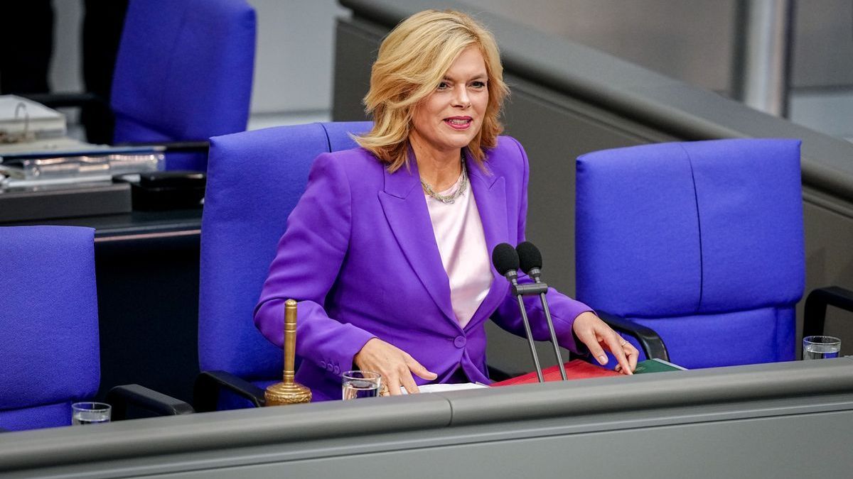 Julia Klöckner setzt auf klare Regeln: Keine Sticker, keine Selfies, weniger Ablenkung im Bundestag.