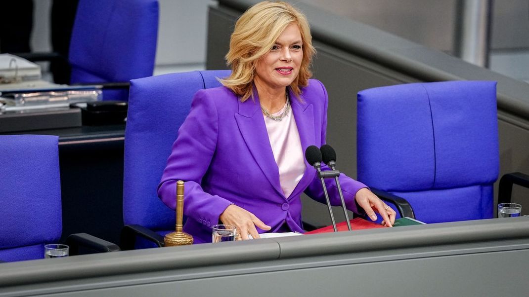 Julia Klöckner (Bild) setzt auf klare Regeln: keine Sticker, keine Selfies, weniger Ablenkung im Bundestag.