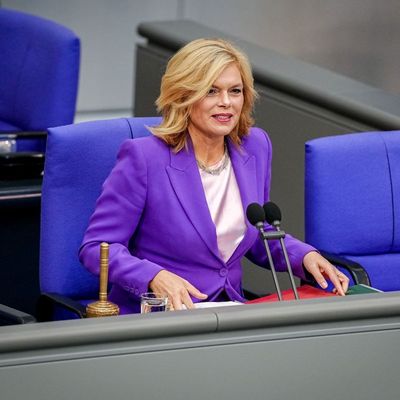 Julia Klöckner setzt auf klare Regeln: Keine Sticker, keine Selfies, weniger Ablenkung im Bundestag.