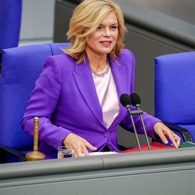 Julia Klöckner setzt auf klare Regeln: Keine Sticker, keine Selfies, weniger Ablenkung im Bundestag.
