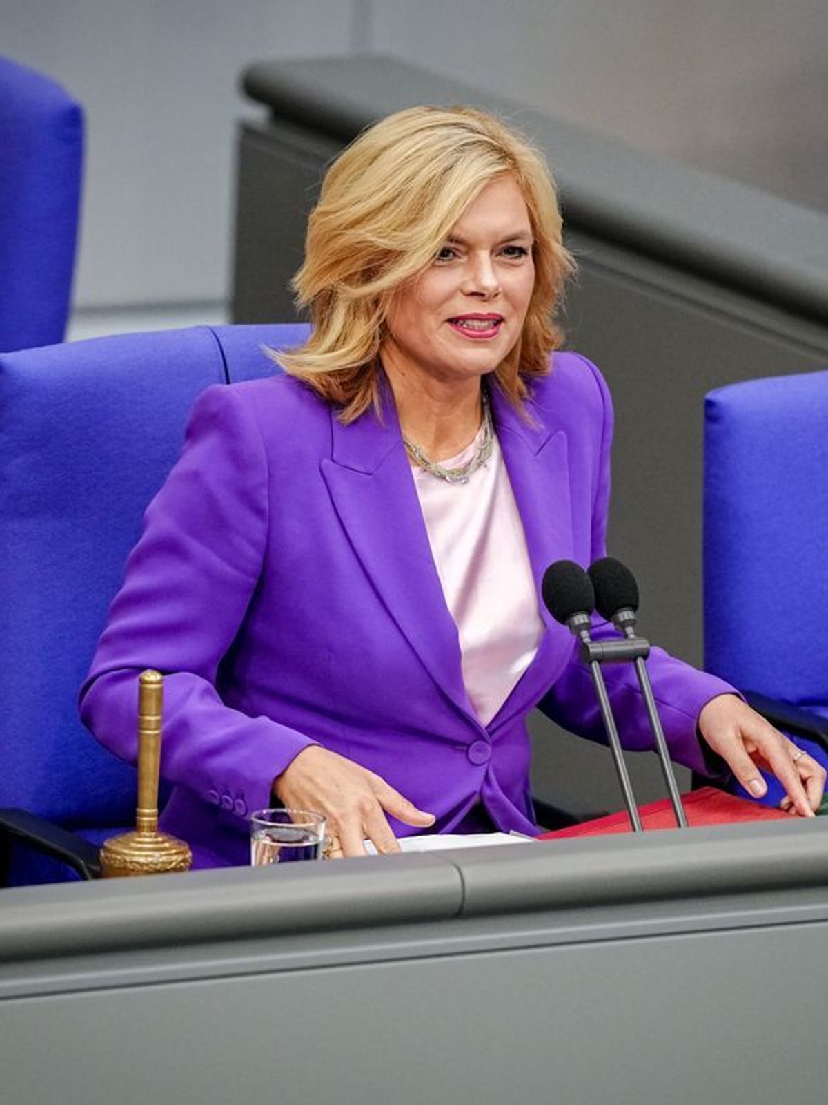 Julia Klöckner setzt auf klare Regeln: Keine Sticker, keine Selfies, weniger Ablenkung im Bundestag.