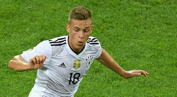 
                <strong>Joshua Kimmich</strong><br>
                Als rechter Teil der Dreierkette ist Kimmich nicht so oft vorne zu finden wie noch in den Spielen zuvor. Den Job in der Defensive erledigt der Bayer aber souverän. Vor allem im Spielaufbau leistet sich der Youngster praktisch keine Fehler. ran-Note: 3
              