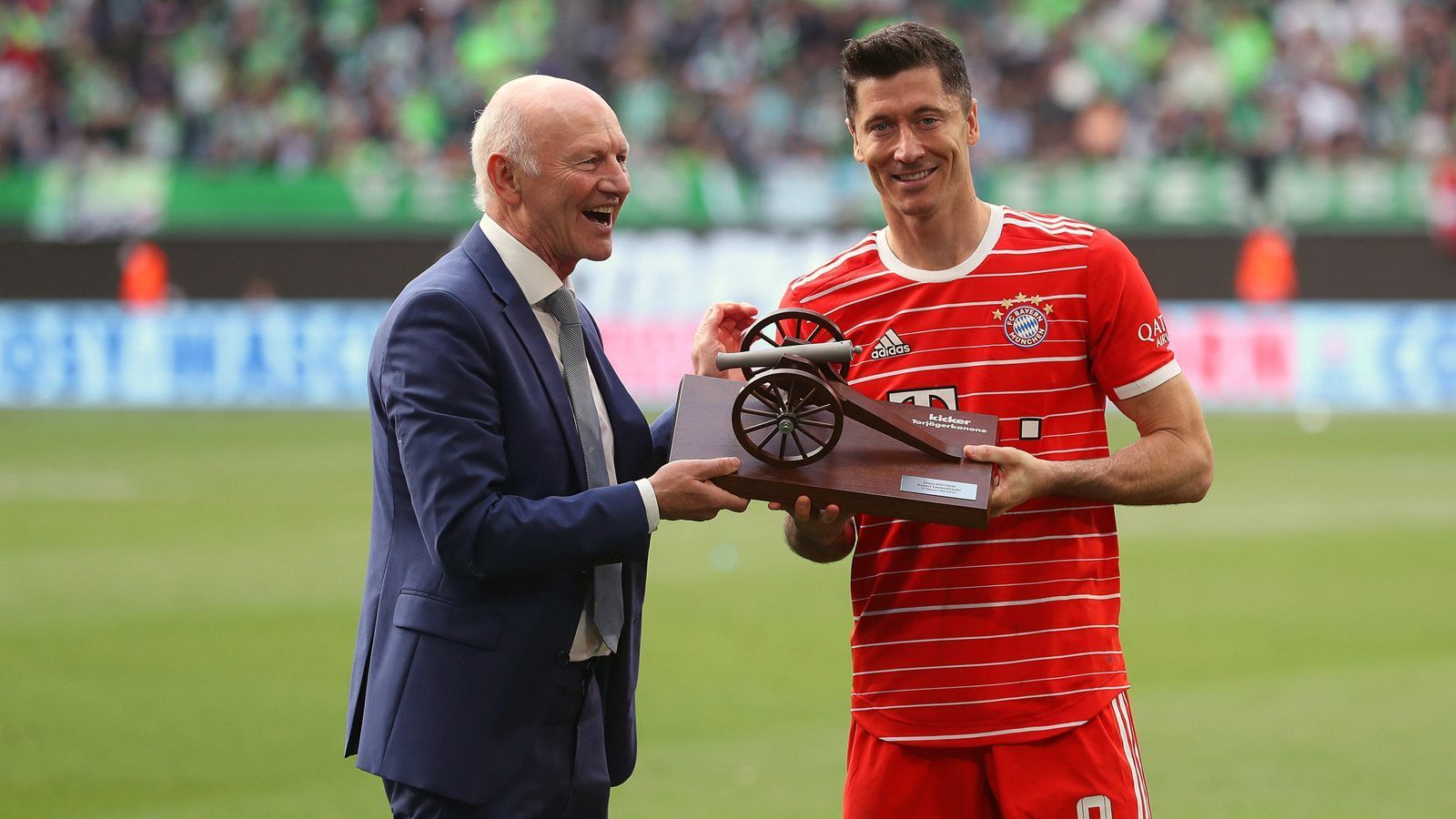 
                <strong>Sieben Mal Bundesliga-Torschützenkönig - sechs Mal als Bayern-Profi</strong><br>
                In den zurückliegenden Jahren hatte Lewandowski quasi ein Abo auf die Torjäger-Kanone in der Bundesliga. Fünf Mal in Folge staubte der Pole die Trophäe zwischen 2018 und 2022 ab. Auch in der Saison 2015/16 hieß am Ende der Torschützenkönig Lewandowski, wie auch schon 2013/14, damals aber noch im Trikot von Borussia Dortmund. Die Saison 2021/22 beendete Lewandowski mit 34 Bundesliga-Treffern. In den acht Lewandowski-Jahren in München wurden nur zwei Mal andere Spieler Torschützenkönig: Alexander Meier (Eintracht Frankfurt; in der Saison 2014/15 mit 19 Treffern) und Pierre-Emerick Aubameyang (Borussia Dortmund; in der Saison 2016/17 mit 31 Toren)
              