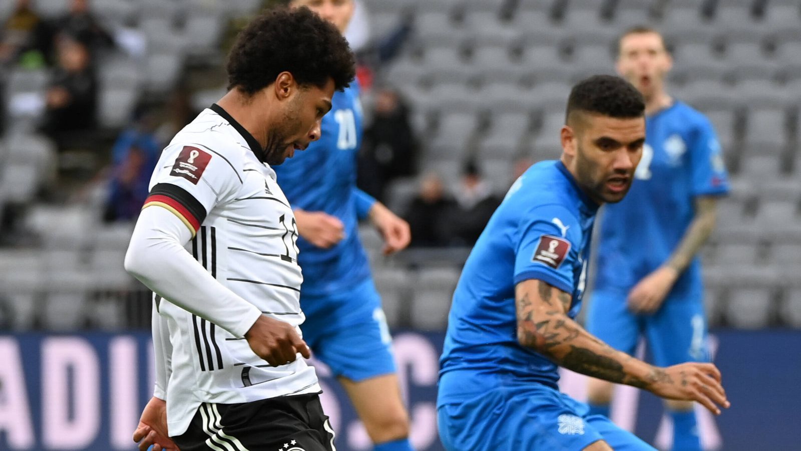 
                <strong>Serge Gnabry</strong><br>
                Bereits in der 4. Spielminute trifft er zum 1:0. Überhaupt ist der Offensivspieler sehr aktiv, lässt sich oft tief fallen und holt sich die Bälle selber ab, gewinnt zudem praktisch all seine Zweikämpfe. Nach 45 Minuten erfolgt die Auswechslung. ran-Note: 2
              