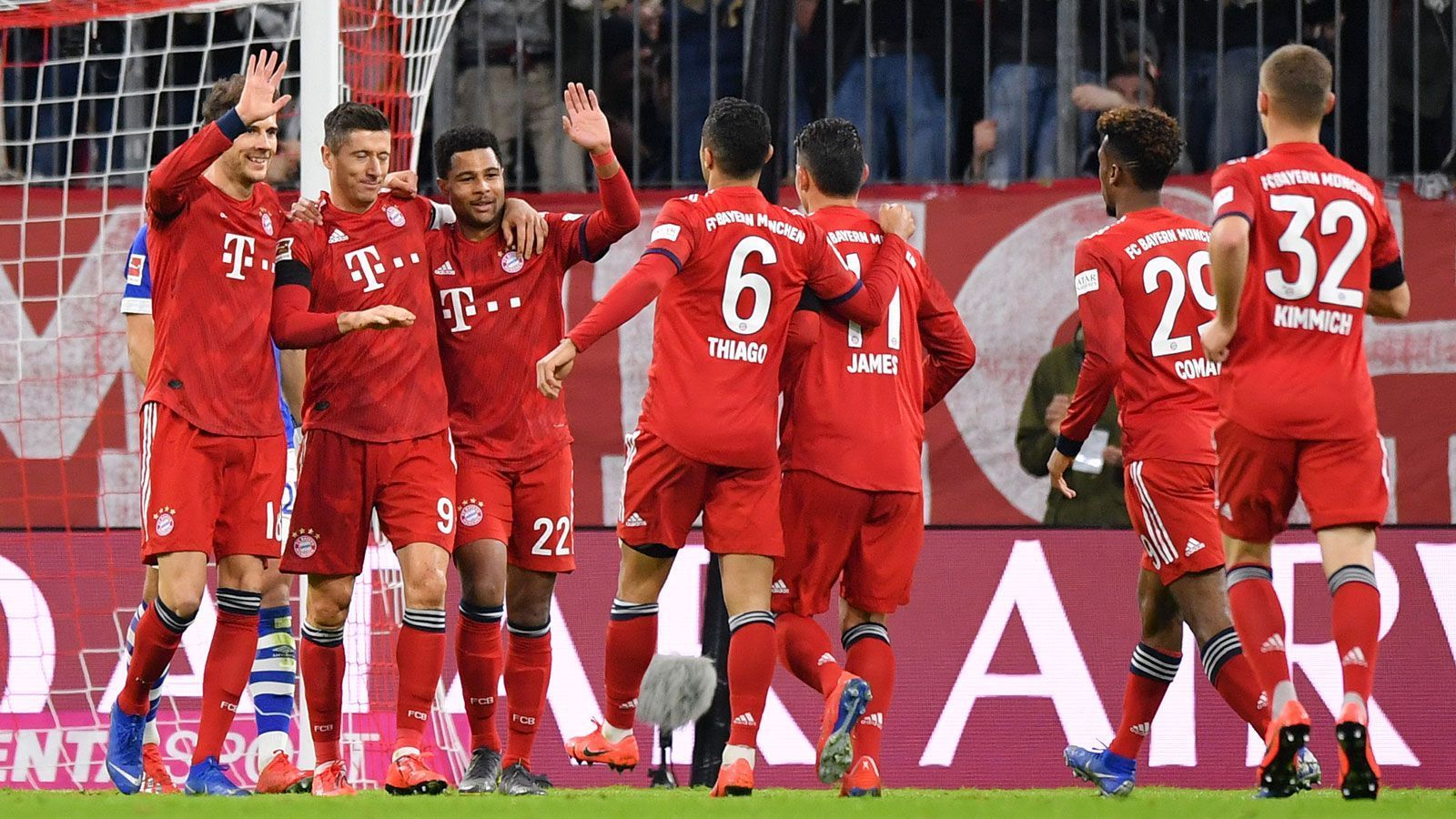 
                <strong>Einzelkritik Einstieg</strong><br>
                Seit 17 Spielen hat der FC Bayern in der Bundesliga nicht mehr gegen Schalke 04 verloren. Das 3:1 am 21. Spieltag dürfte angesichts des Dortmunder Patzers gegen Hoffenheim jedoch besonders süß schmecken. Vor allem in der Offensive brannten die Münchner ein wahres Feuerwerk ab. Die Spieler in der Einzelkritik.
              