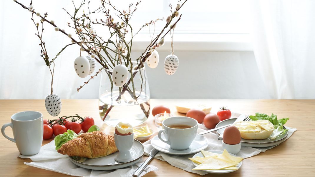 Beim Osterbrunch darf's rund zugehen: Neben Eiern tischen wir noch andere Leckereien auf!