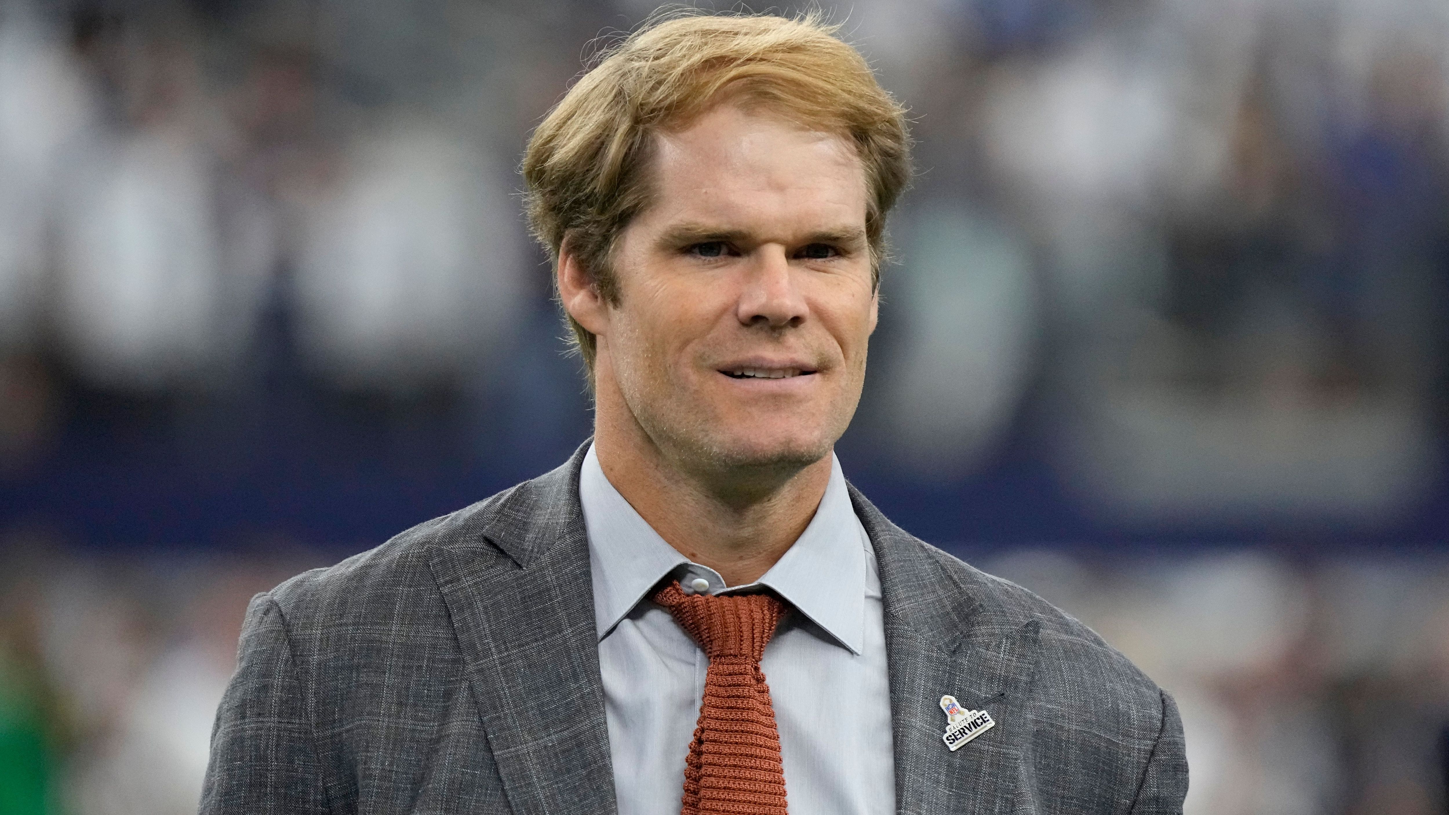 <strong>Greg Olsen (TV-Experte)</strong><br>Es wäre die unkonventionellste Lösung! "Fox TV"-Experte und Ex-Panthers-Tight-End Greg Olsen soll sich selbst ins Gespräch gebracht haben, wie Panthers-Beatwriter Joe Person unter Berufung auf seine Quellen berichtet. Olsen gab 2021 sein Karriereende bekannt und arbeitet seitdem als TV-Experte. Trainererfahrung hat er bislang noch keine.