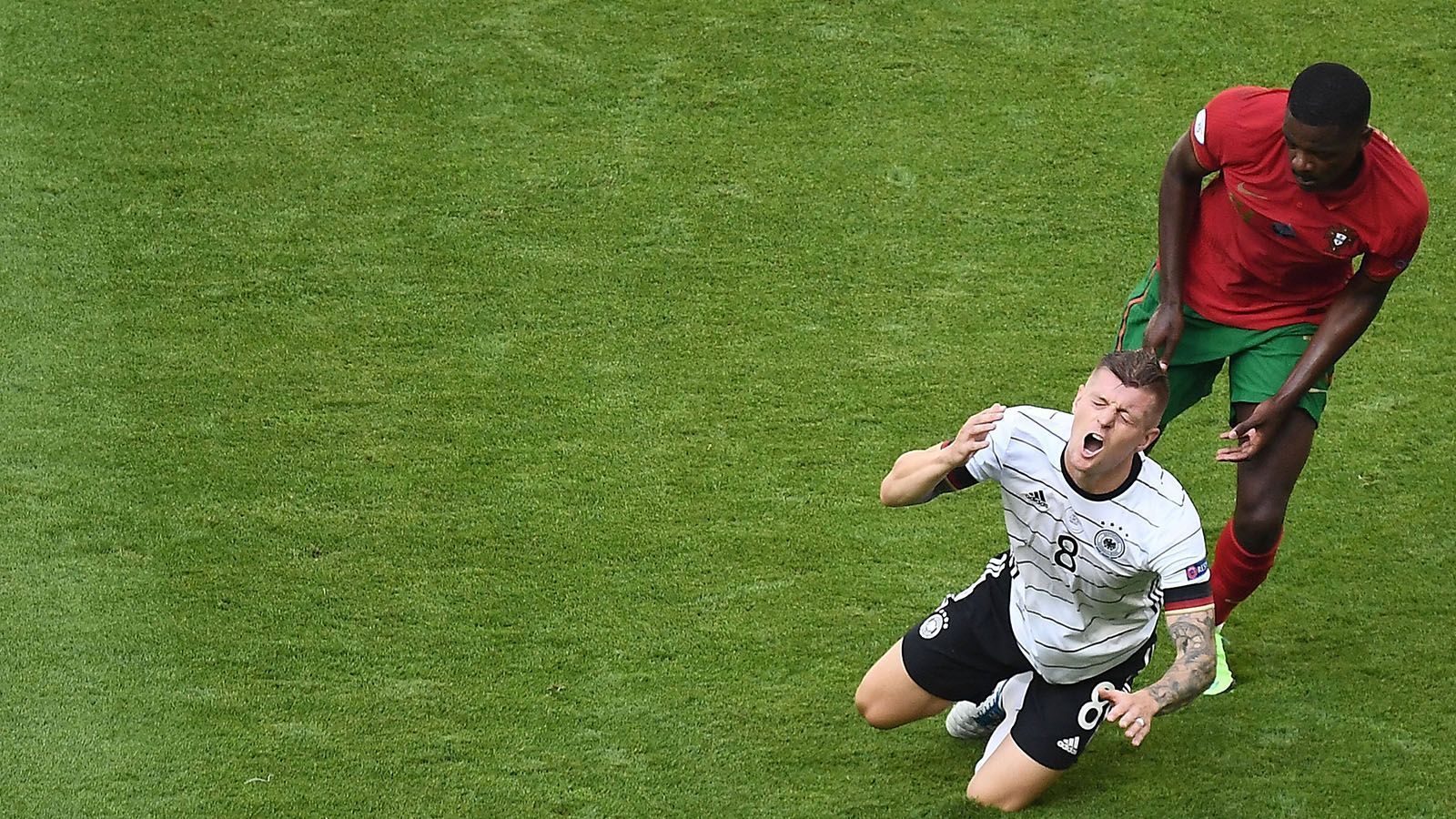 
                <strong>William Carvalho</strong><br>
                Macht seine Sache im defensiven Mittelfeld in der ersten Halbzeit ordentlich. Ist dabei auffälliger als Danilo. Leistet sich nur einen dicken Patzer in der 40. Minute gegen Havertz, den Pepe aber ausbügeln kann. Hindert Müller in der 51. Minute jedoch nicht am Pass auf Gosens, der schließlich das 3:1 einleitet. In der 58. Minute für Rafa Silva ausgewechselt. ran-Note: 4
              