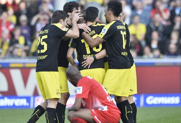 
                <strong>SC Freiburg - Borussia Dortmund 0:1</strong><br>
                Es ist die berühmte eine Aktion, die den BVB auf die Siegerstraße bringt. Sebastian Kehl trifft mit einem Sonntagsschuss aus gut 25 Metern über SC-Schlussmann Oliver Baumann hinweg zum 1:0.
              